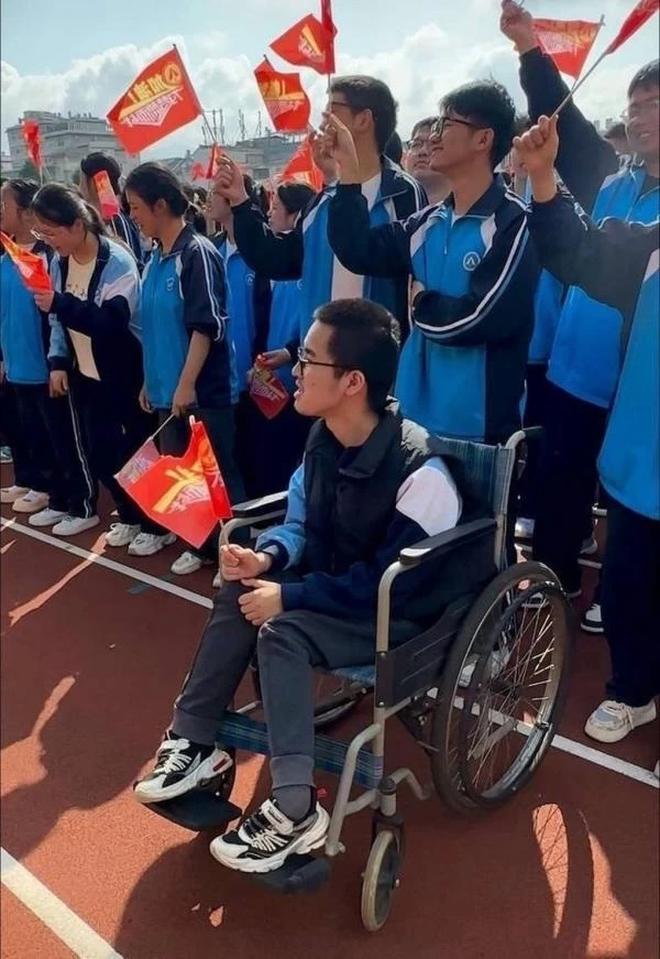12 عامًا من التضحية.. أب صيني يحمل ابنه المعاق إلى المدرسة يوميًا