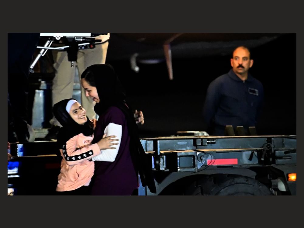 صور.. الإمارات تستقبل الطائرة الأولى لعلاج أطفال غزة "تحمل على متنها 15 طفلا"