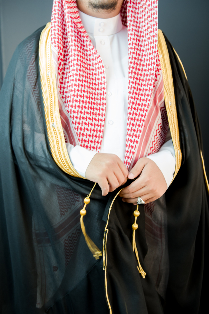 بعد إلزام السعودية بارتدائه في مقرات العمل.. هل تعرف ألوان "البشت" للمناسبات؟