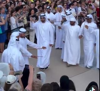 من التراث الشعبي.. سفير الإمارات لدى روسيا الاتحادية يؤدي رقصة اليولة الإماراتية
