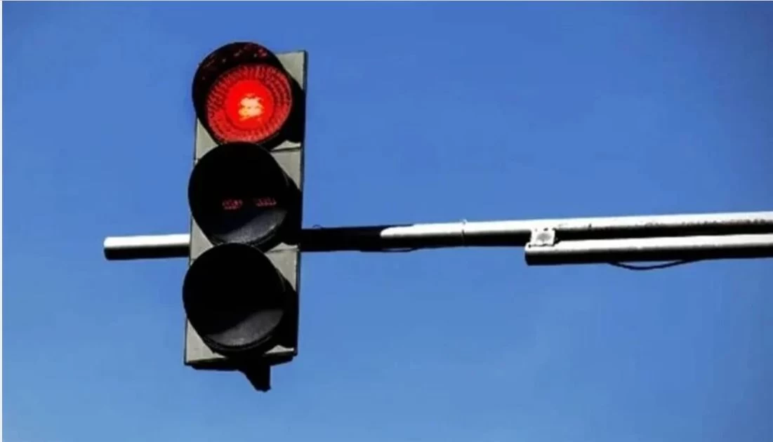 20 ألف درهم.. تجاوز الإشارة الحمراء ينتهي بتعويض مالي في العين