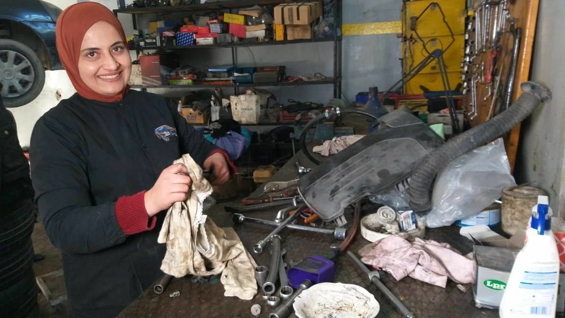 فتاة تونسية تترك مهنة المحاسبة لتحقق حلمها في عالم ميكانيكا السيارات