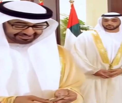 طفل يفاجئ "محمد بن زايد" بـ"عيدية" أثناء  السلام.. ورواد: لا تلومونا في حب حكامنا وشيوخنا