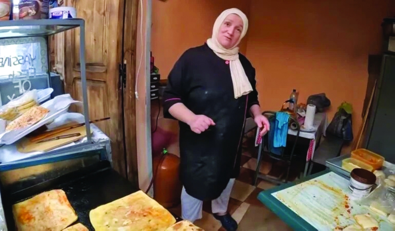 بائعة فطير مغربية تتحدث 4 لغات.. مهارات الحياة