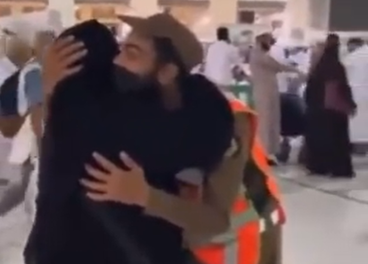 مؤثر .. أم تفاجئ ابنها العسكري في الحرم المكي وتحتضنه