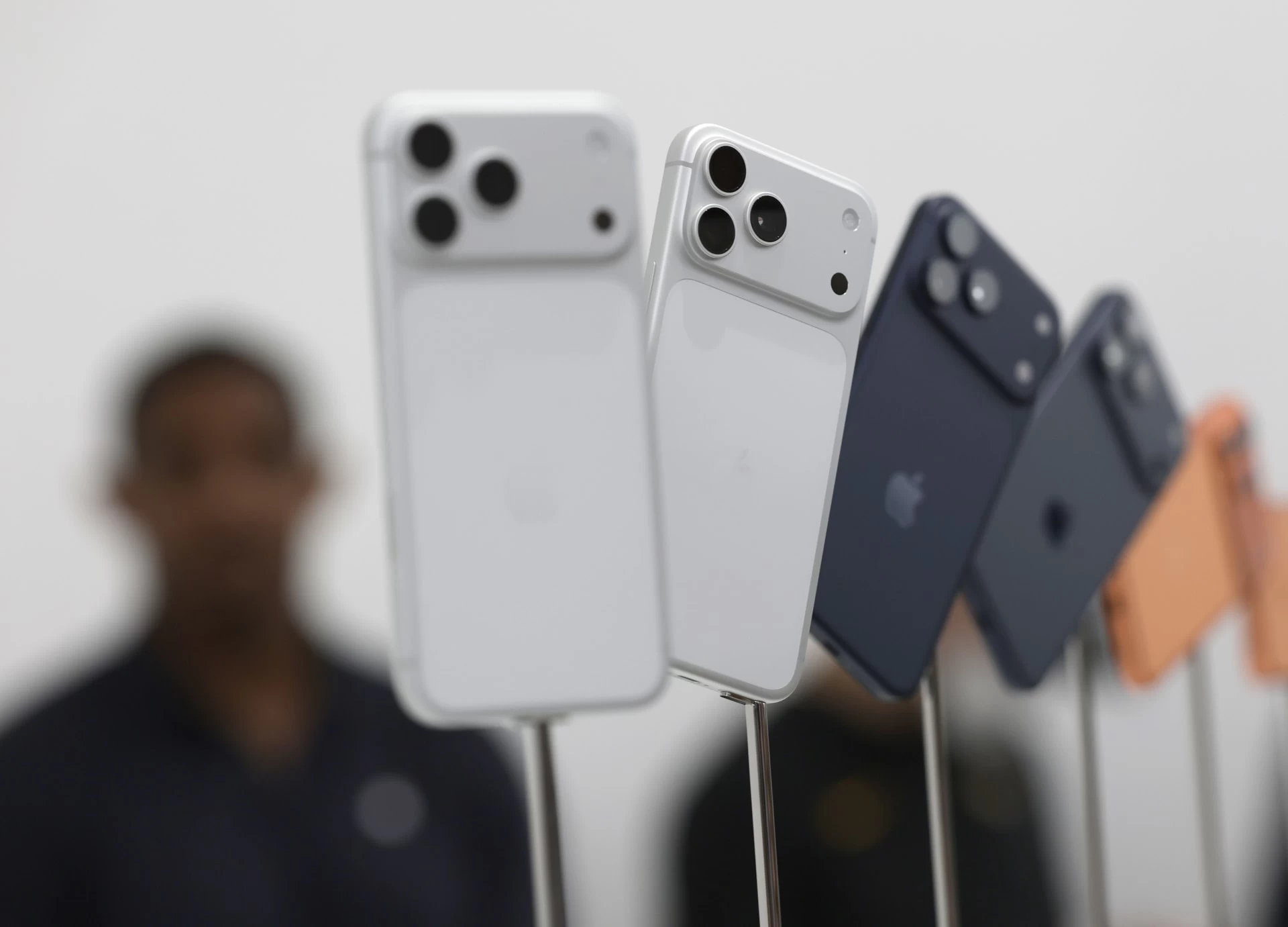 آبل بين الريادة والابتكار.. التفاصيل والمواصفات والأسعار وكل ما تريد معرفته عن iPhone 17