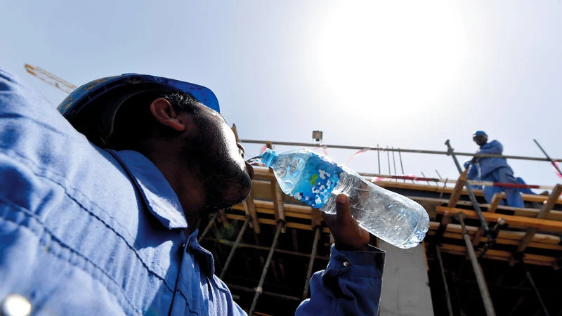 الإمارات تبدأ تطبيق حظر العمل وقت الظهيرة لحماية العمال من الإجهاد الحراري اعتبارًا من 15 يونيو