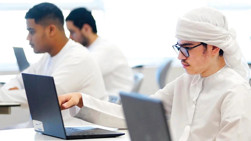 المدارس تدعو الطلبة وأولياء الأمور لترسيخ الاستخدام الآمن للإنترنت