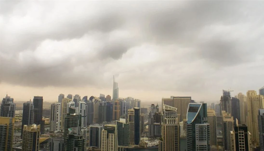 أمطار متفرقة في الإمارات ضمن حالة جوية متقلبة حتى السبت