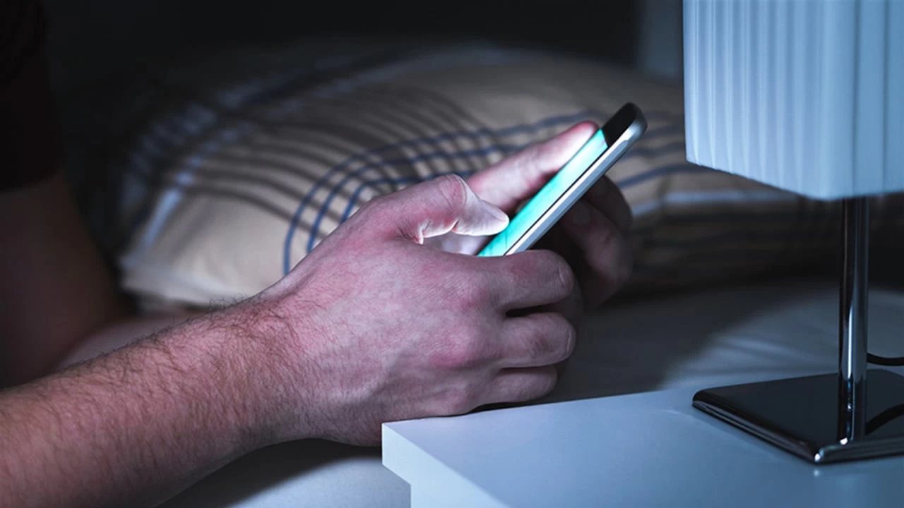 استخدام الهاتف الذكي قبل النوم.. عادة بريئة أم بداية إدمان خطير؟