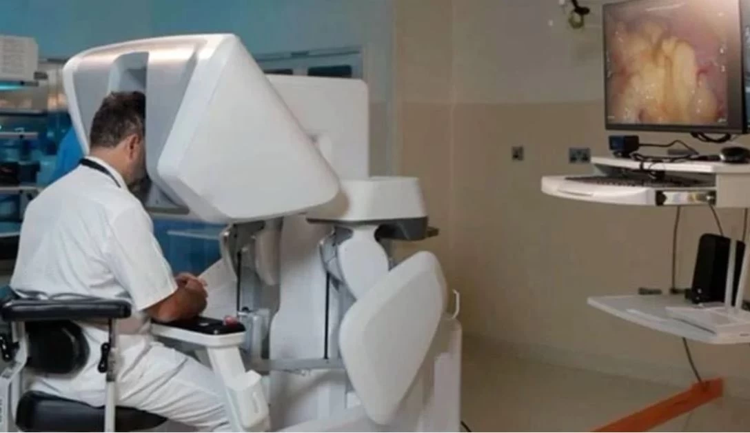 أطباء في أبوظبي يجرون عملية دقيقة لمريض في باكستان عبر الروبوت