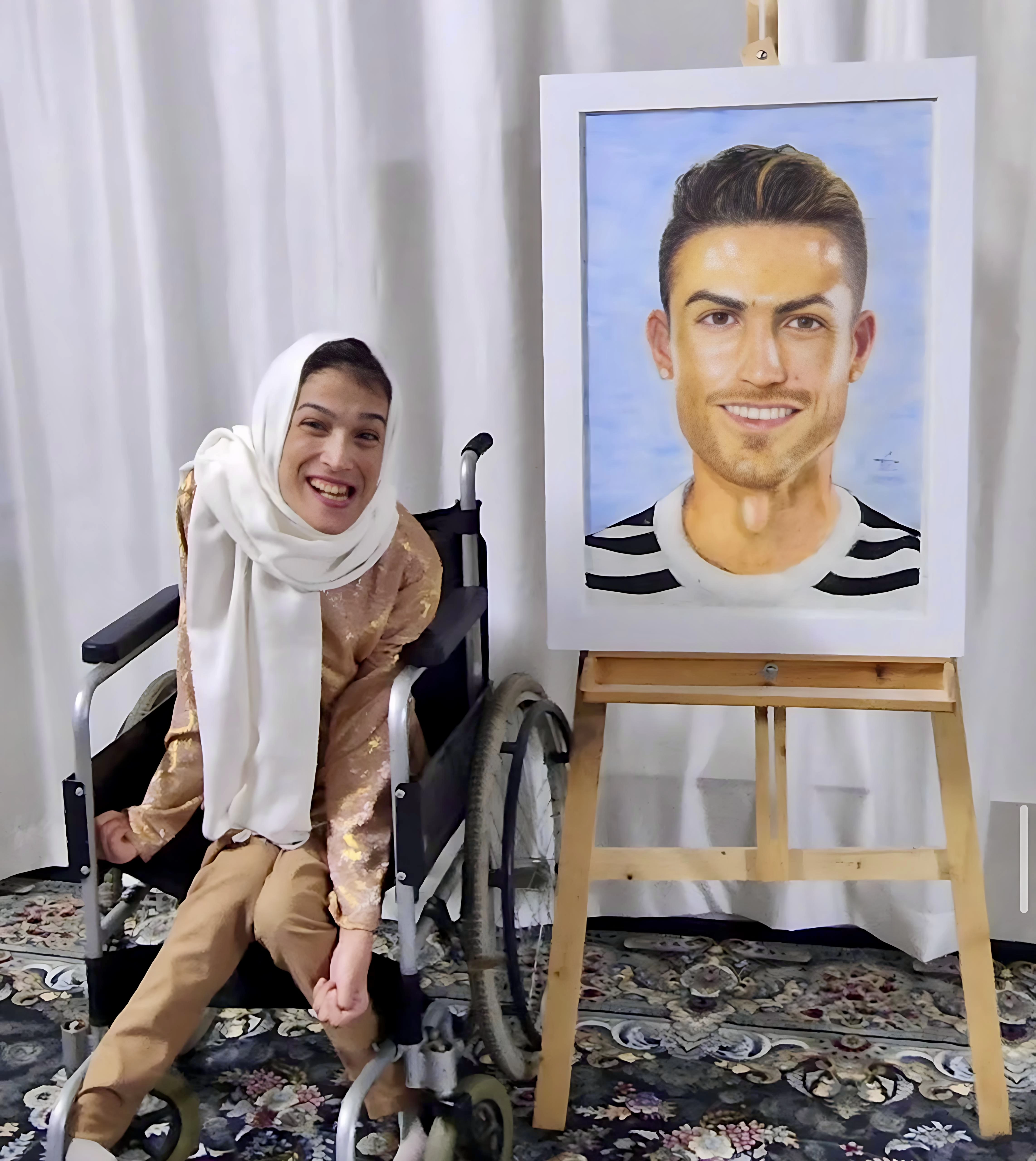 بقدميها فقط.. فاطمة نصرآبادي ترسم الأمل وتلهم العالم