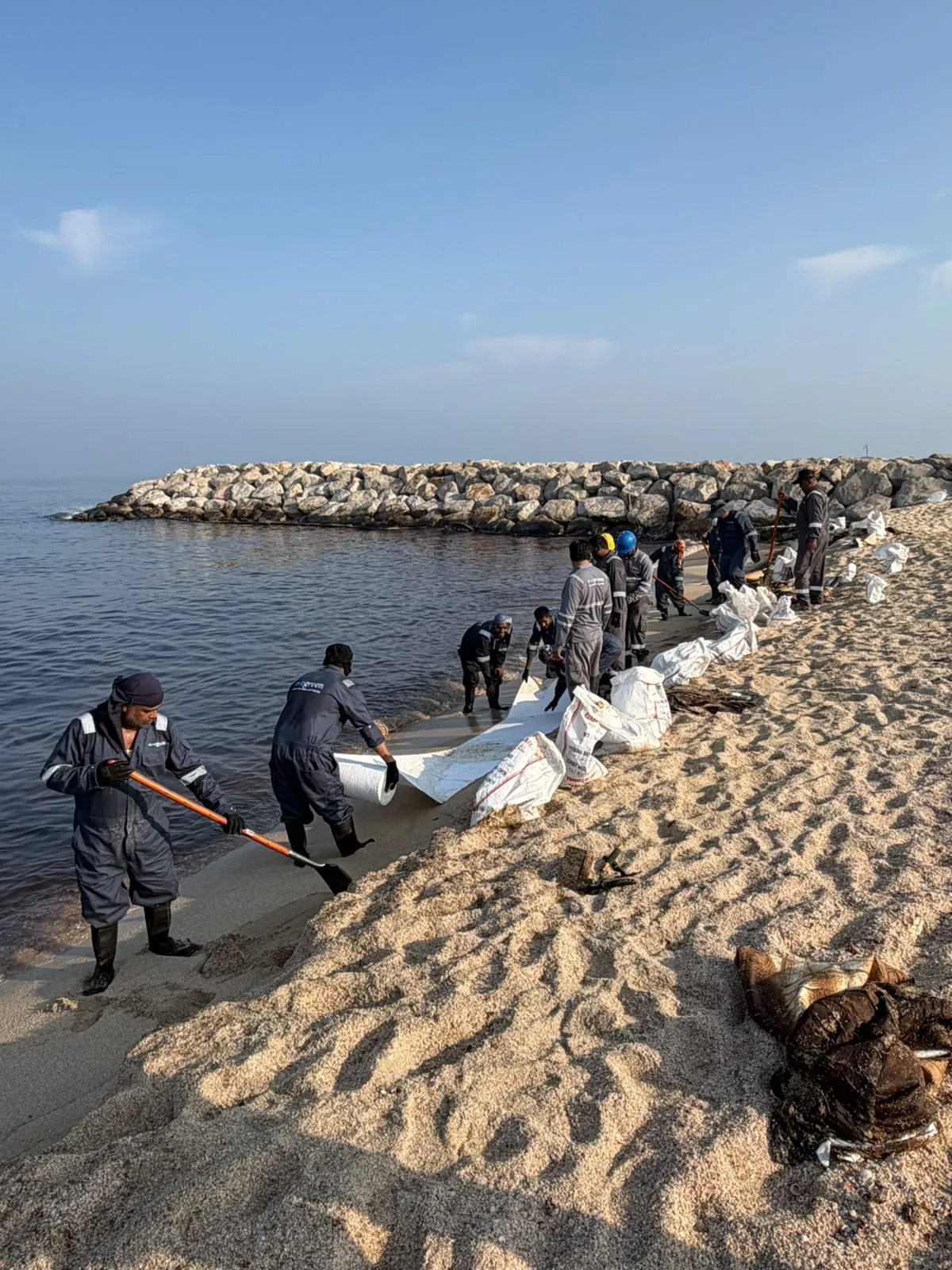 بلدية أم القيوين تكثّف جهودها لاحتواء آثار التسرب النفطي على شواطئ الإمارة