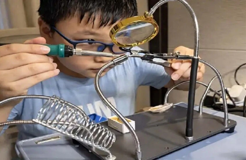 بسبب شغفه بالطيران.. طفل يبلغ 14 عامًا ينجح في تصميم محرك طائرة نفاثة