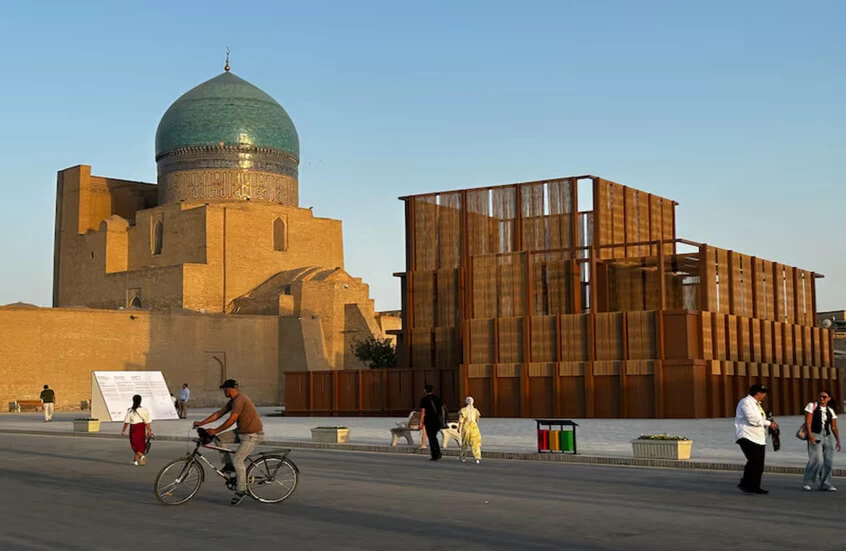 بين عبق التراث وحداثة التصميم.. جناح المصلى يروي حكاية لقاء بين السعودية وبخارى