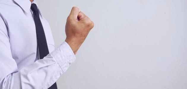 بينها نبرة الصوت ووضعية الجسم.. 3 خطوات لتعزيز انطباع الثقة أمام الآخرين