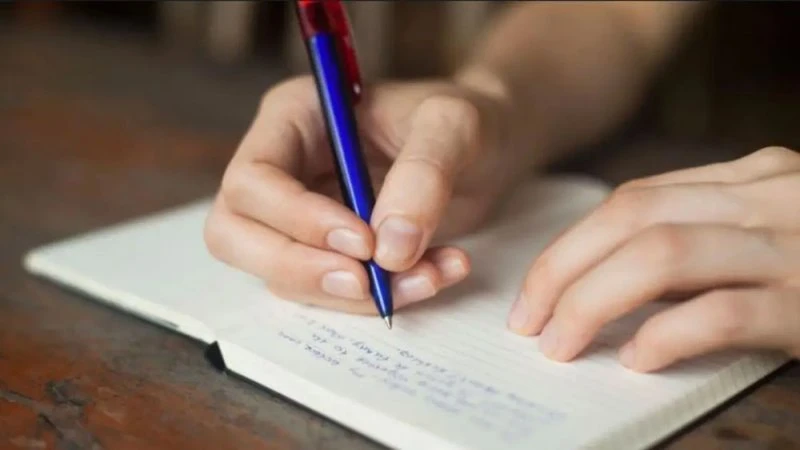 دراسة: الكتابة اليدوية قد تساعد في الكشف المبكر عن صحة الدماغ