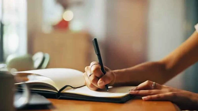 دراسة: الكتابة تساعد على تقليل التوتر وتعزيز التوازن النفسي