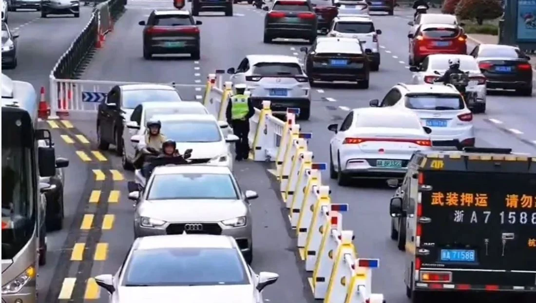 في الصين.. 18 روبوتاً تعيد تنظيم المرور خلال 40 ثانية