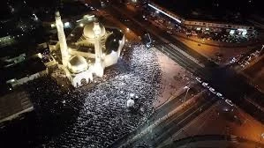فيديو|| أجواء روحانية.. المئات يؤدون صلاة التهجد في ليلة 27 رمضان بمسجد الشيخ سعود القاسمي بالشارقة