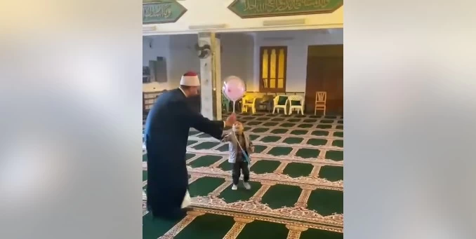 فيديو|| شيخ يُلاعب الأطفال بـ"البالونة" داخل المسجد