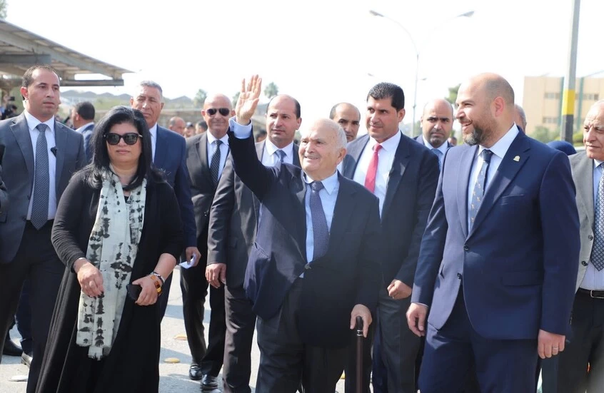 فيديو|| تفاعل إنساني للأمير الحسن مع طالب يلفت الأنظار في جامعة اليرموك