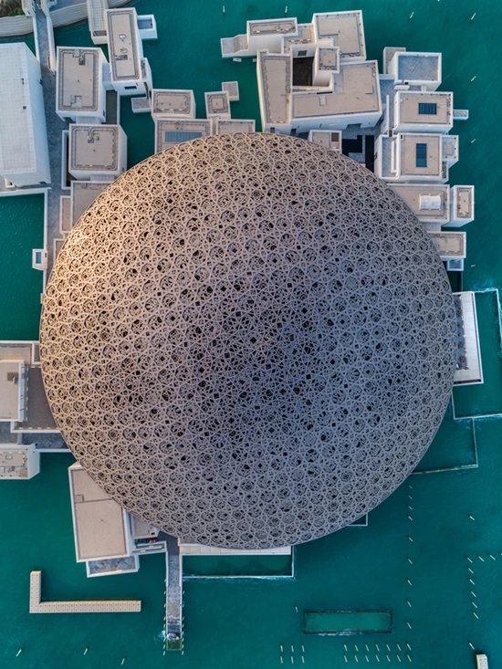 جولة استثنائية.. اللوفر أبوظبي يفتح قُبته الأيقونية للزوار لأول مرة