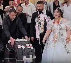 هدية زفاف غير تقليدية في تركيا.. أصدقاء عريس يهدونه إطار شاحنة مزينًا بالأموال