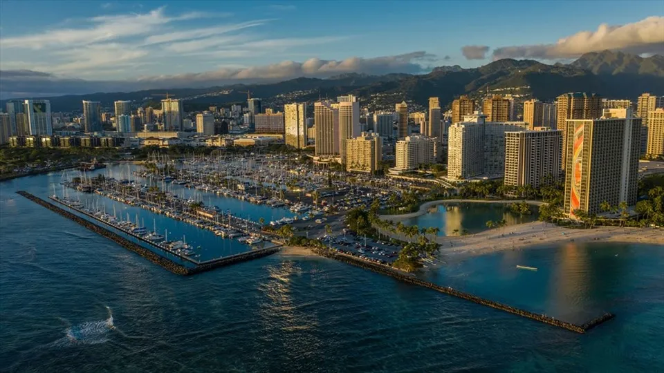 حل مبتكر لأزمة النفايات.. هاواي ترصف الطرق بالبلاستيك المعاد تدويره
