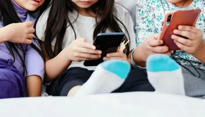 حماية القاصرين رقميًا.. فرنسا تمنع الأطفال دون 15 عامًا من استخدام وسائل التواصل
