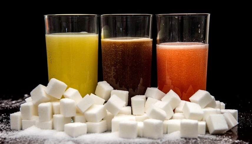 خطوة نحو حياة صحية.. الإمارات تطبق ضريبة على المشروبات المحلاة وفق كمية السكر