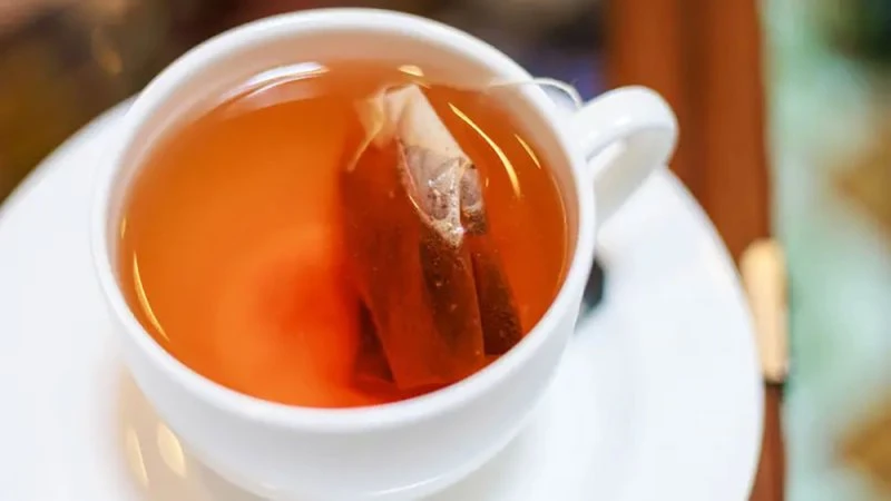 لا تتخلص من أكياس الشاي.. طرق بسيطة لتحويلها إلى سماد وطارد للآفات