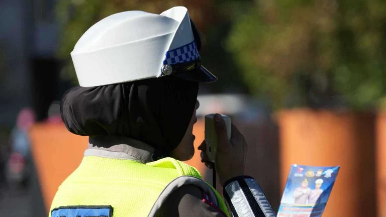 لضمان سلامتهن.. الشرطة البريطانية تعتمد حجابًا آمنًا للشرطيات المسلمات