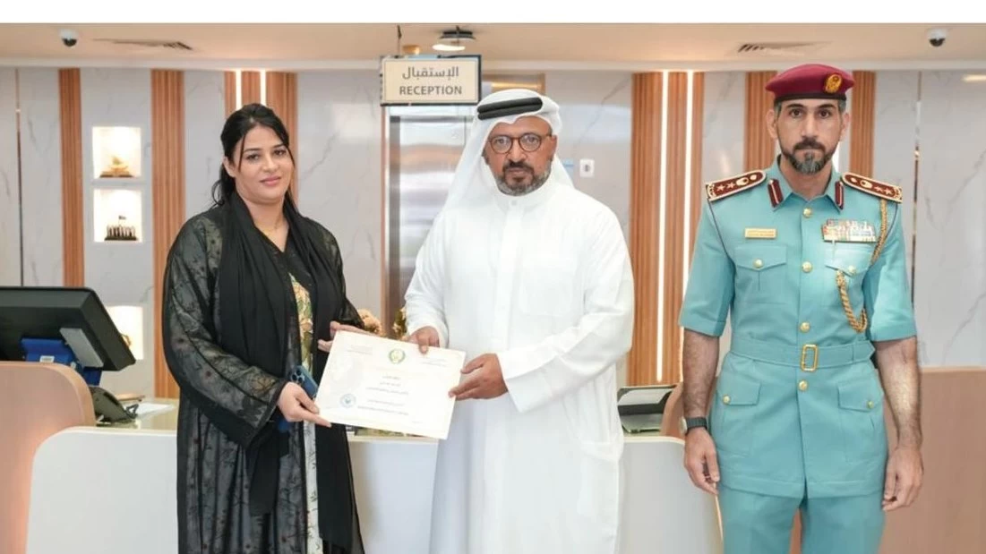 لفتة تقديرية.. "شرطة عجمان" تكرم مواطنة عربية أنقذت طفلاً من السقوط