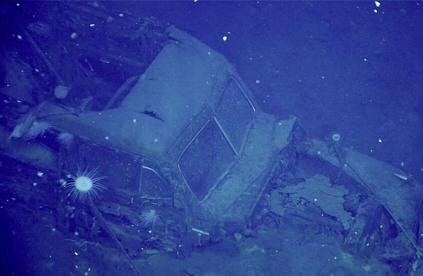 لغز في الأعماق.. اكتشاف سيارة داخل حاملة طائرات أمريكية غارقة منذ 80 عامًا