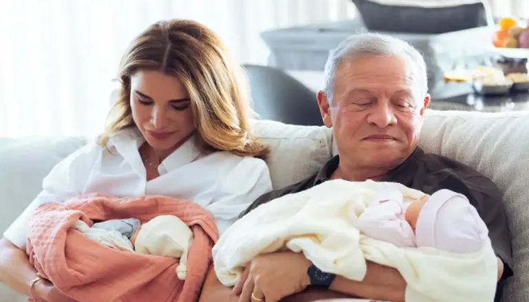 لحظات استثنائية في الأسرة الهاشمية.. الملكة رانيا تحتفل بولادة حفيدتيها التوأم رانيا وتاليا
