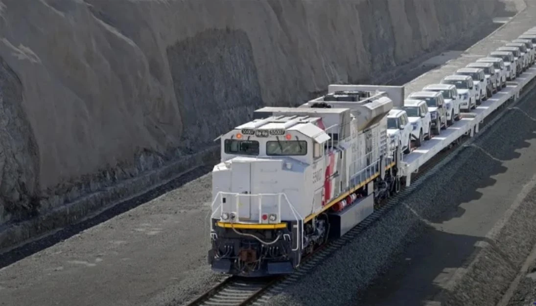 للمرة الأولى.. قطارات الاتحاد تبدأ نقل المركبات الجاهزة بالسكك الحديدية