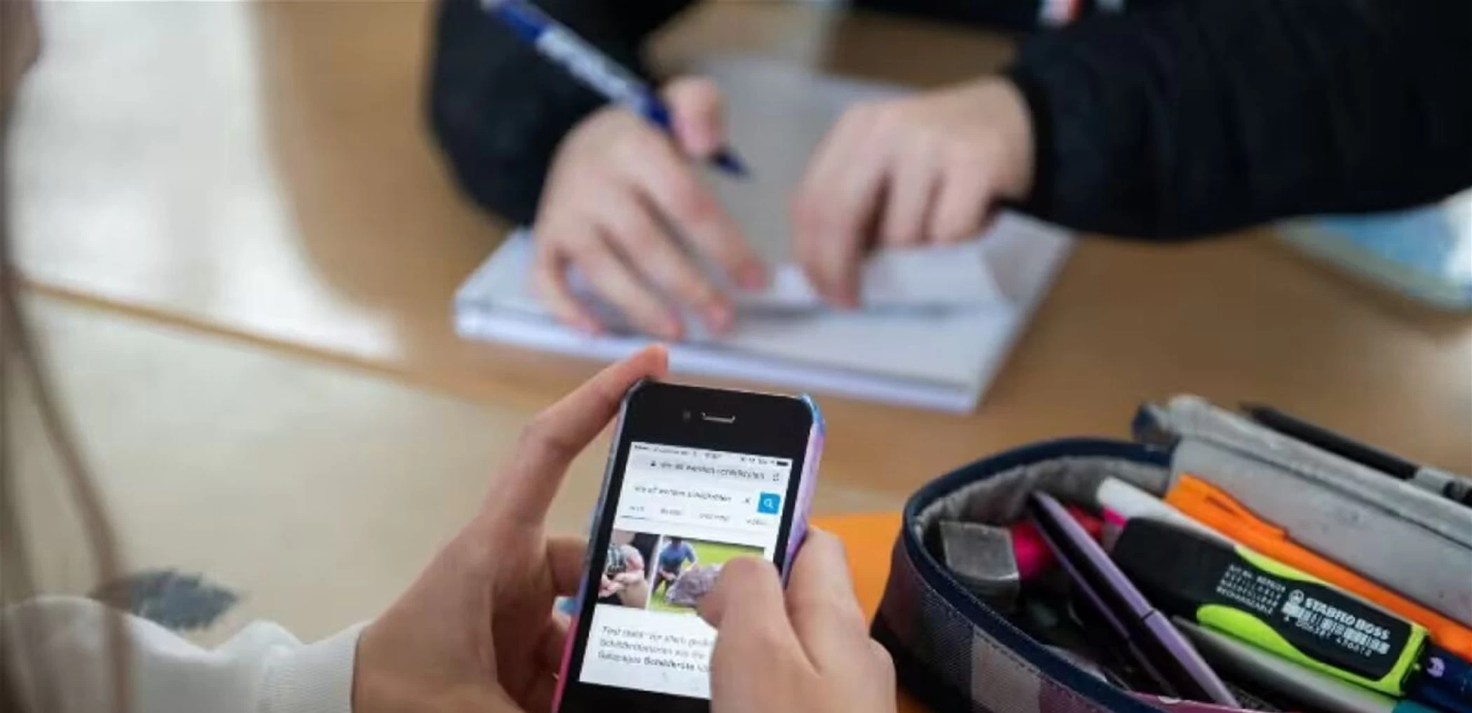 للطلاب والمعلمين.. بوليفيا تمنع استخدام الهواتف المحمولة في المدارس