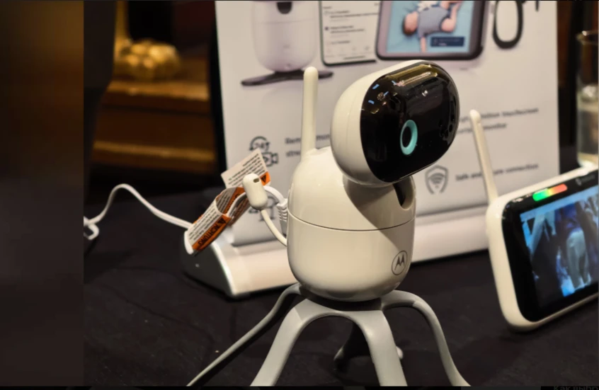 لمراقبة نوم وحركة الطفل.. موتورولا تطلق جهاز جديد مزود بكاميرا روبوتية