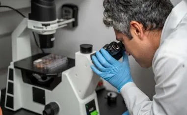 ما لا تراه العين.. مجهر بريطاني يكشف أسرارًا داخل خلايا الأمعاء