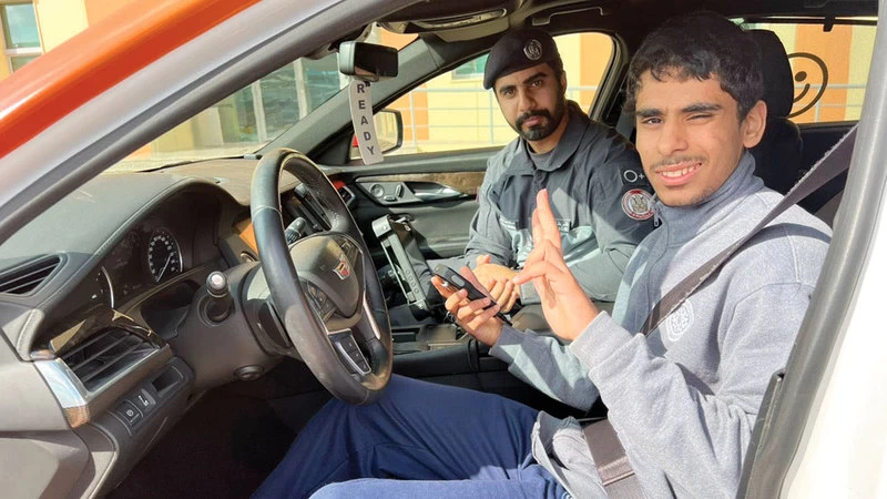 مبادرة إنسانية.. شرطة أبوظبي تحقق حلم طفل من أصحاب الهمم بتجربة العمل الشرطي