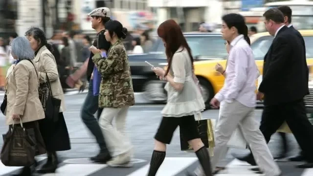 مدينة يابانية توصي بالحد من استخدام الهواتف لساعتين فقط يوميًا