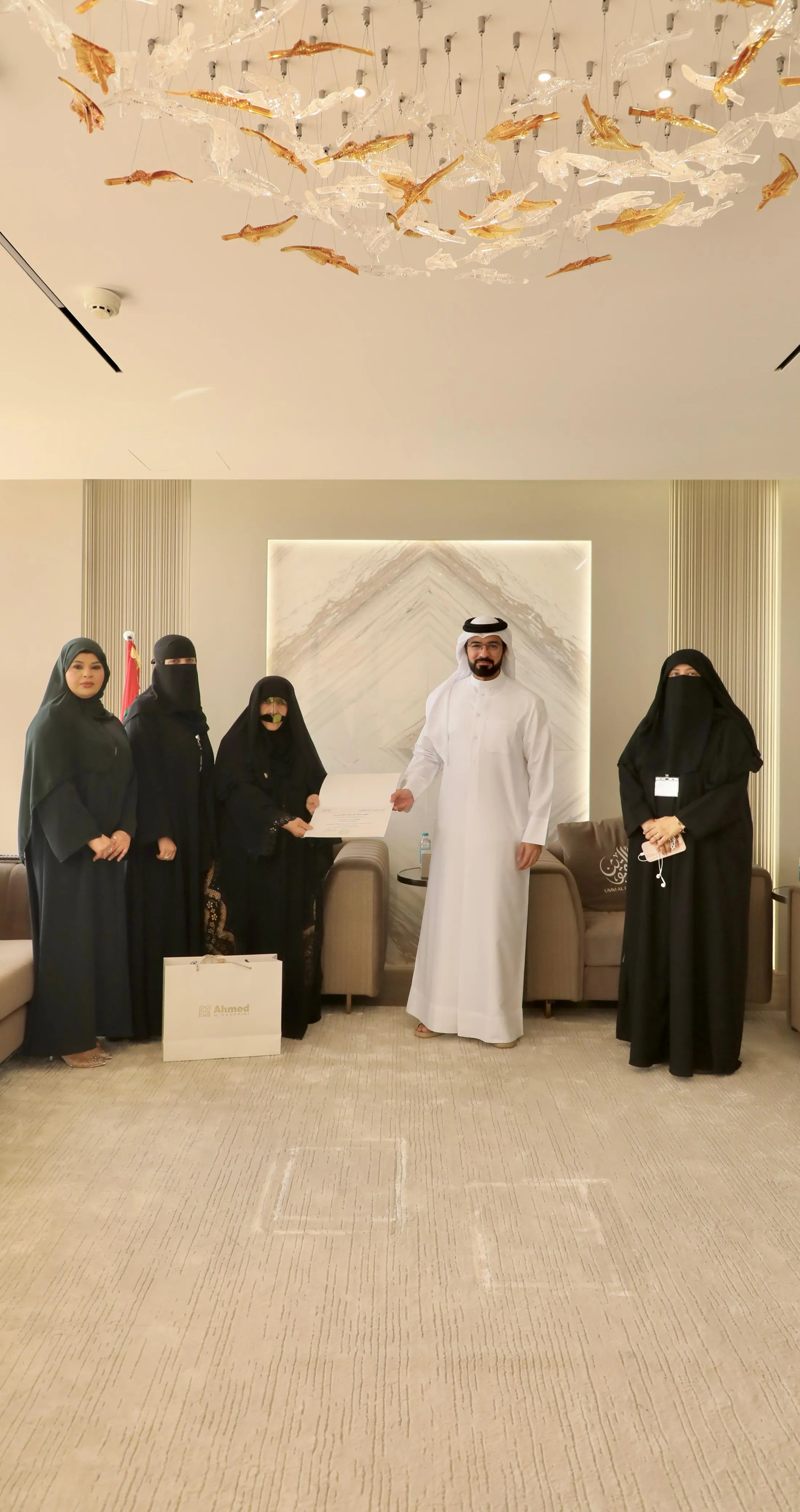 مدير عام بلدية أم القيوين يكرّم والدة إحدى موظفات الدائرة بمناسبة يوم المرأة الإماراتية
