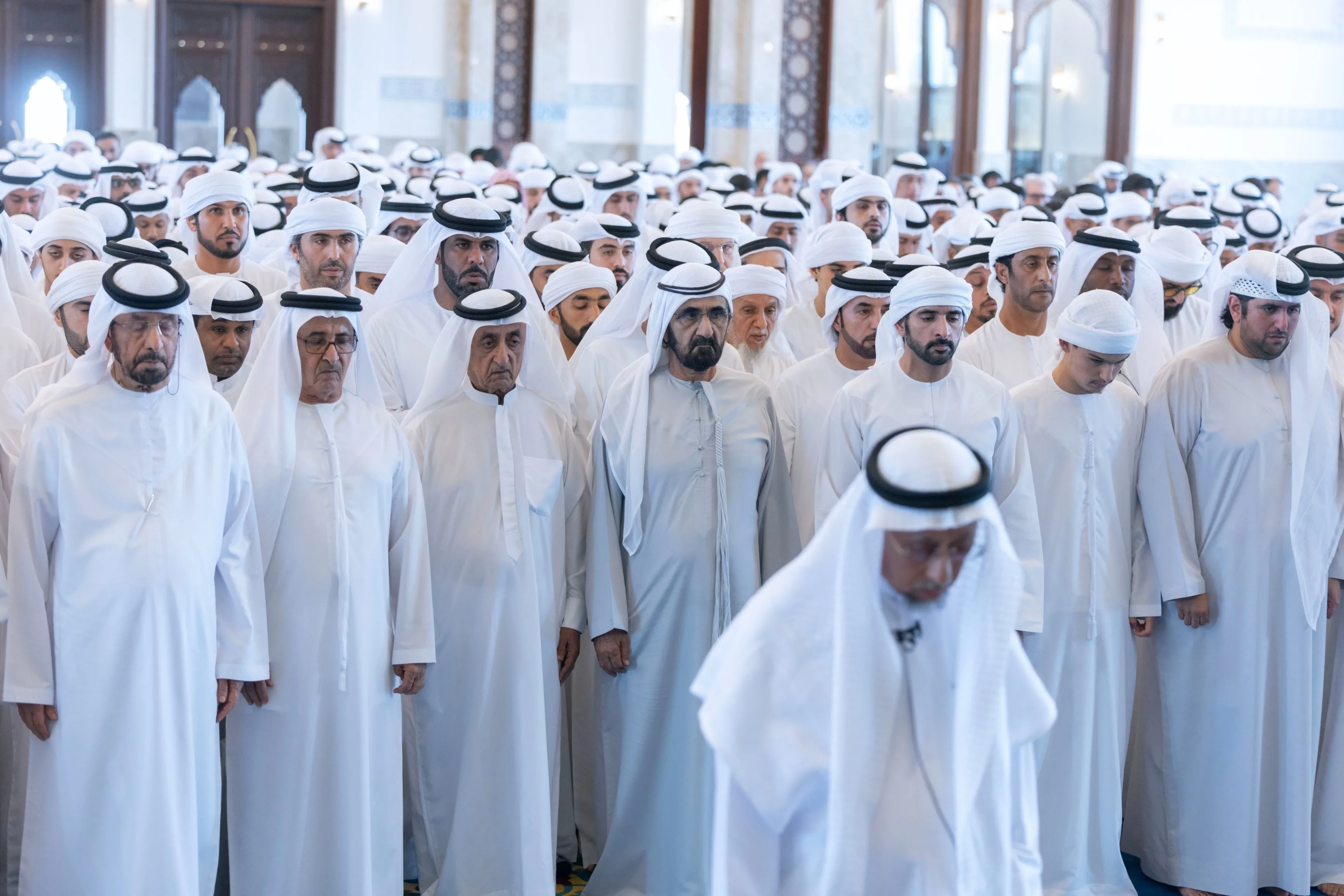 محمد بن راشد يتقدم المشيعين في صلاة الجنازة على الشيخ أحمد بن راشد آل مكتوم