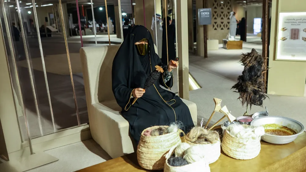 من القهوة الإماراتية إلى الصقارة.. مهرجان العين يحتفي بالحرف الأصيلة والتقاليد المتوارثة