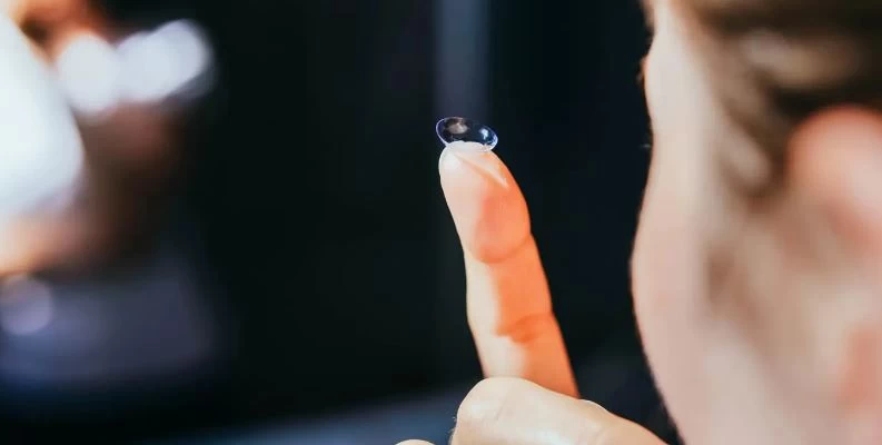 منها جفاف العينين.. مخاطر قد لا تعرفها عند النوم بالعدسات اللاصقة