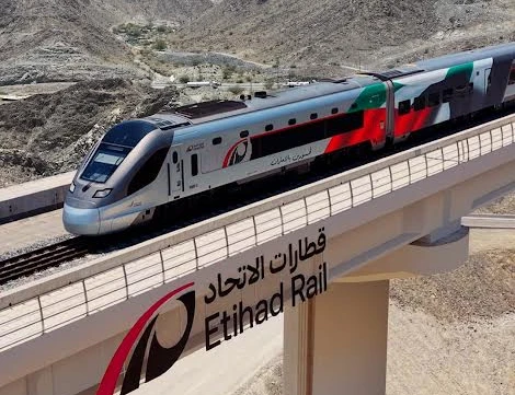 مشروعان لهدف واحد.. تعرف إلى الفرق بين قطاري الركاب وفائق السرعة في الإمارات