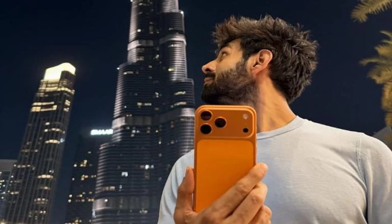 نجم بوليوود كارتيك آريان يلتقط أول صورة بآيفون 17 من قلب دبي