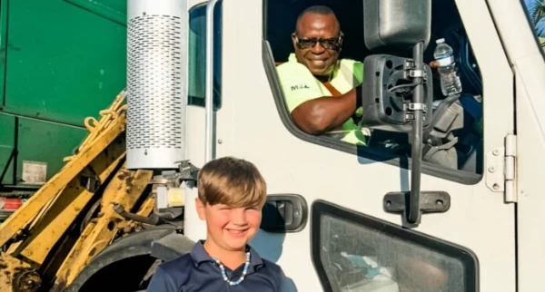 نوح كاريغان و عامل النظافة قصة صداقة تملأ القلب