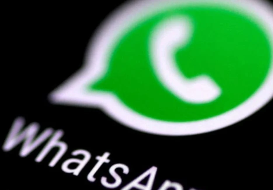 واتساب يُعيد ترتيب واجهته ويضيف تبويبًا مخصصًا للذكاء الاصطناعي